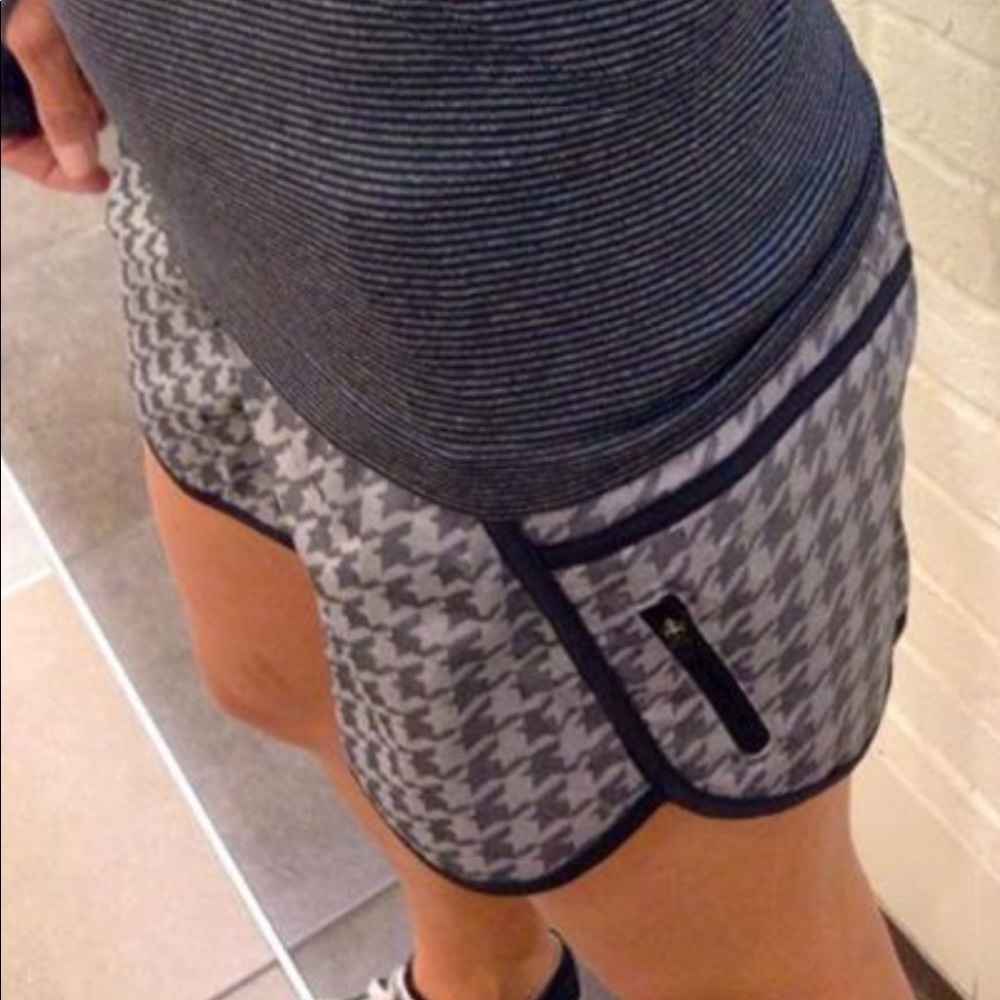 Lululemon tracker shorts giant-houndstooth sz 4